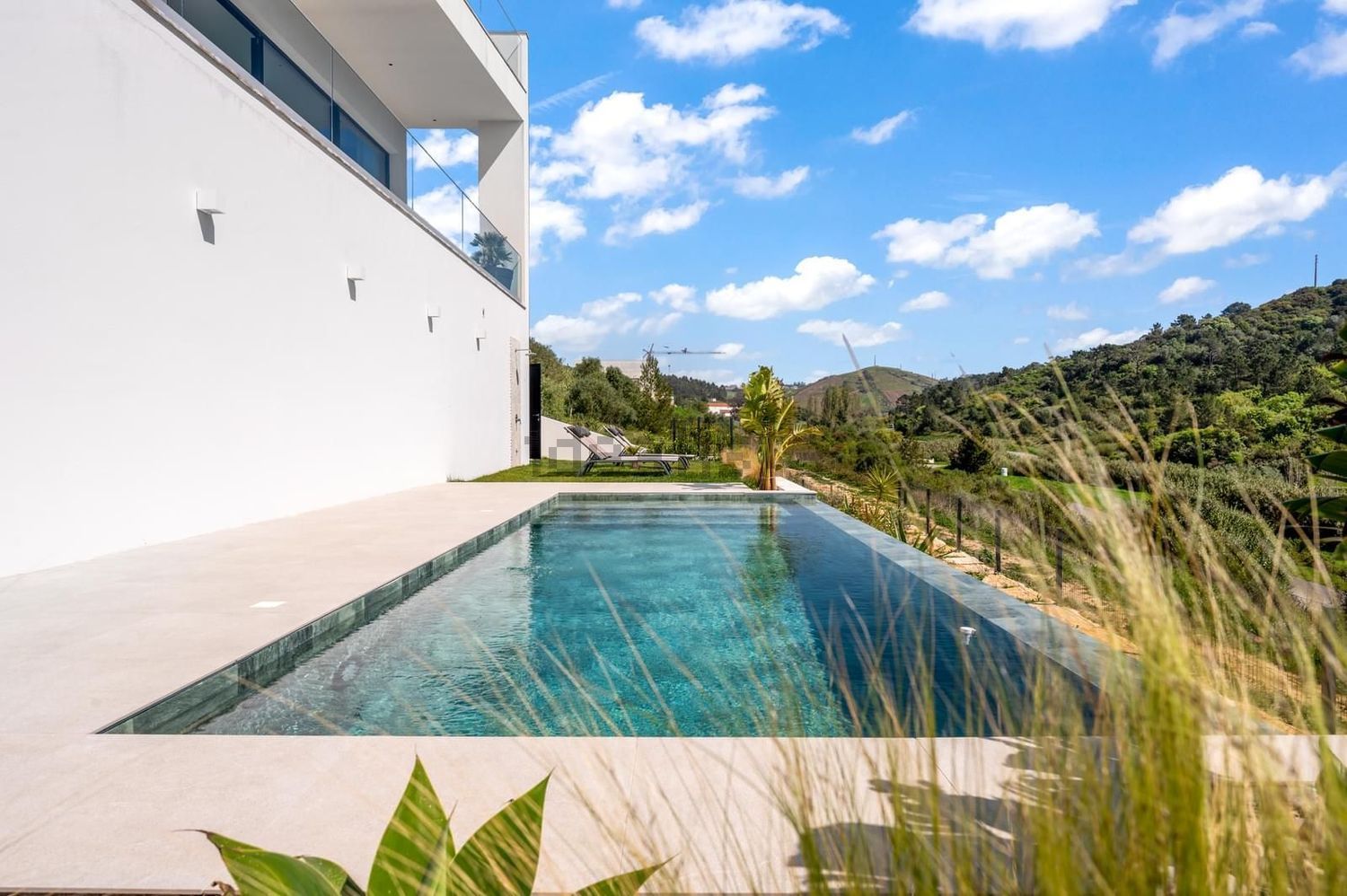 小楼房或独栋别墅出售在Rua das Lombas - 游泳池