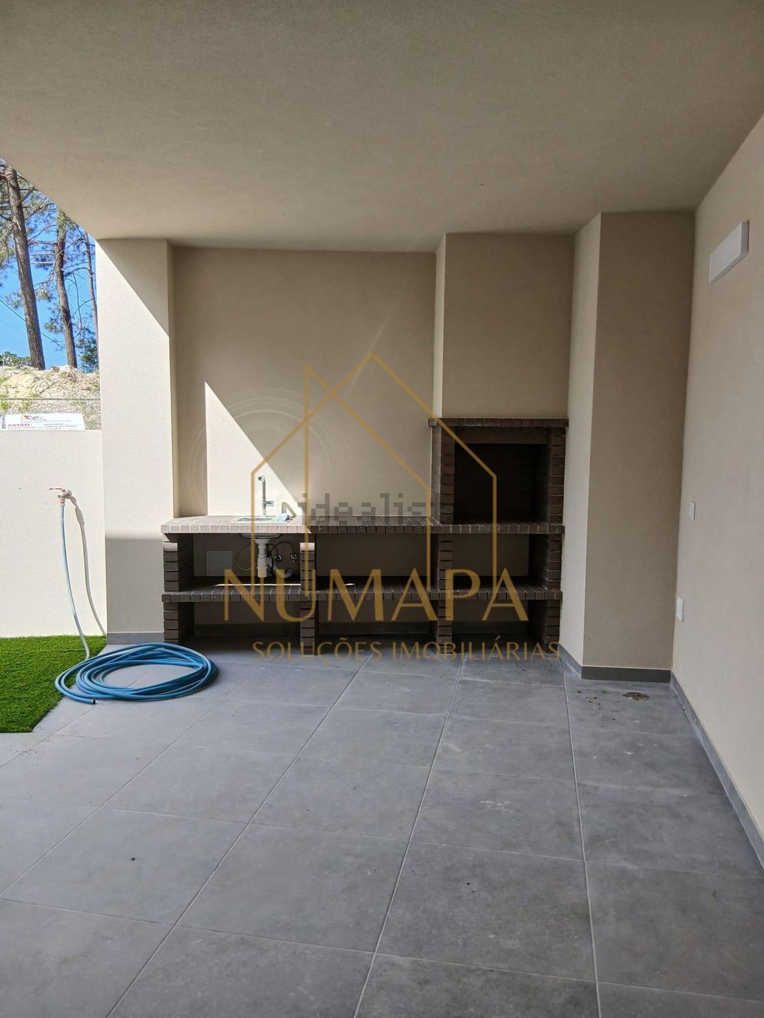 小楼房或独栋别墅出售在Rua Mário Sá - 院子