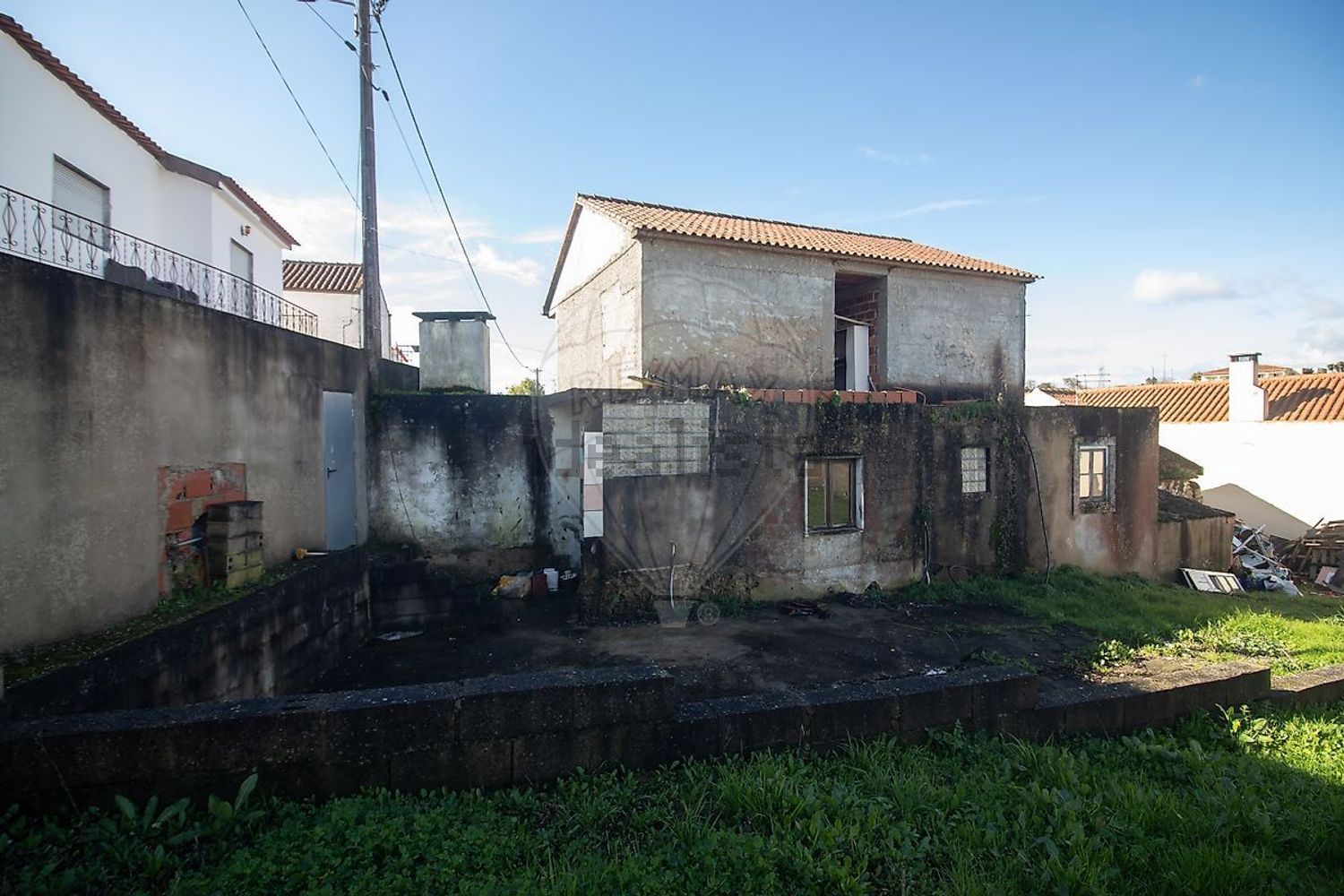 小楼房或独栋别墅出售在São Quintino - 外立面