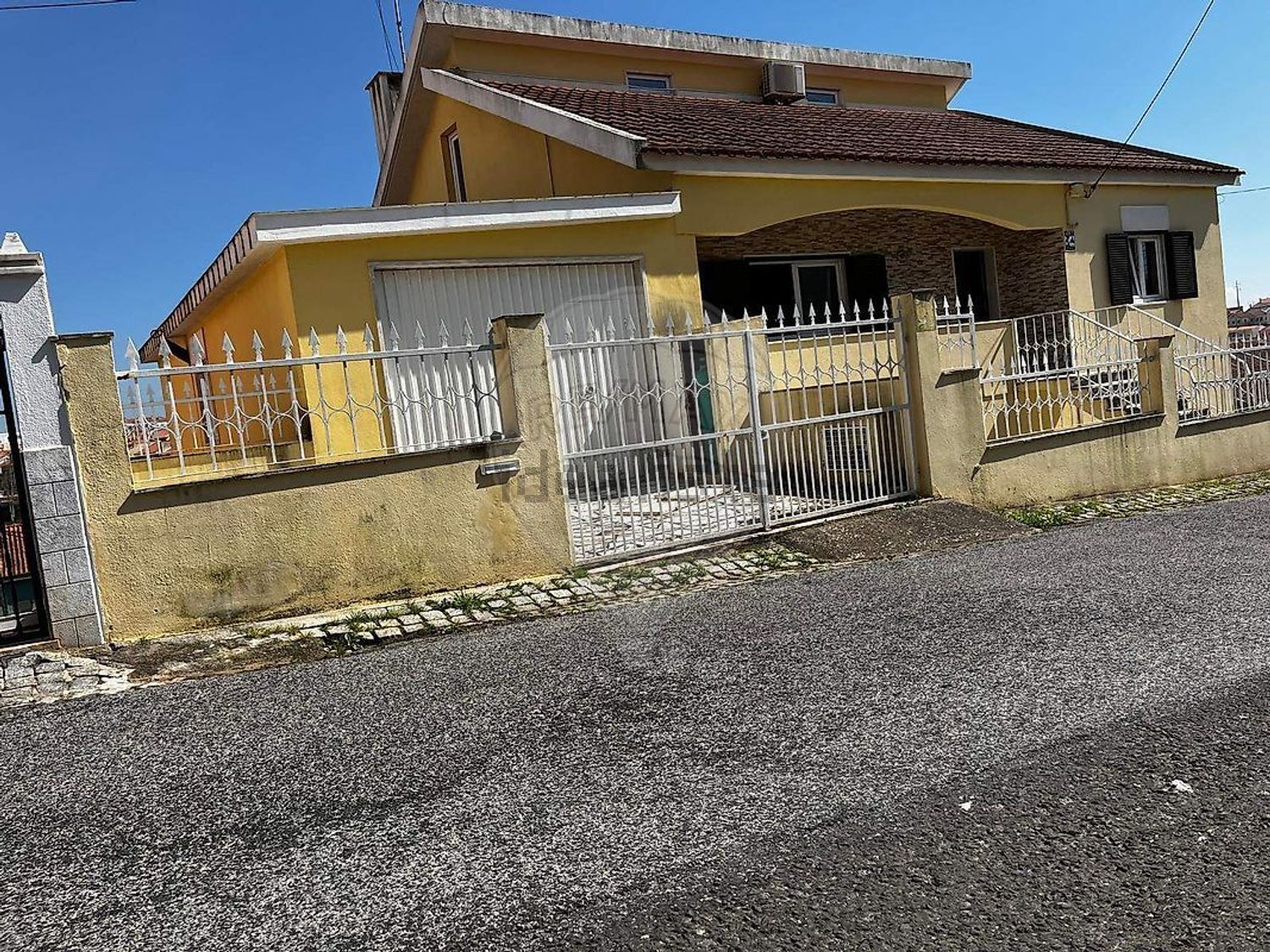 小楼房或独栋别墅出售在Rua Furnas - 外立面