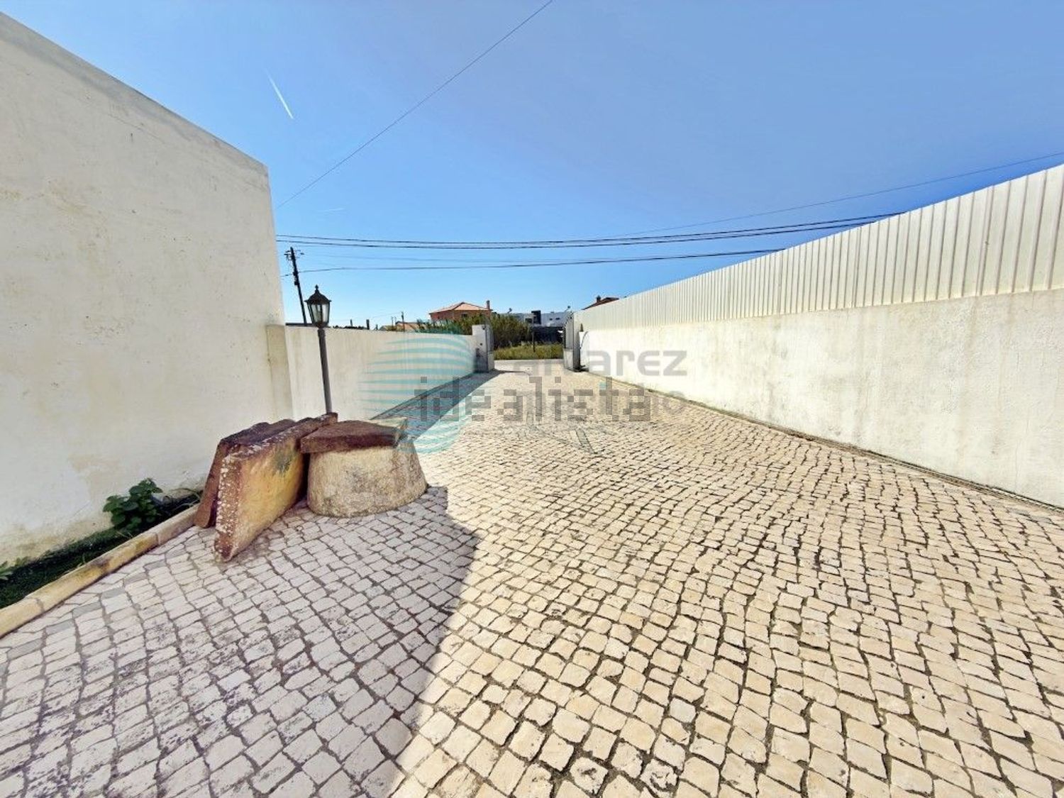 小楼房或独栋别墅出售在Rua 1° de Maio, 3 - 阳台