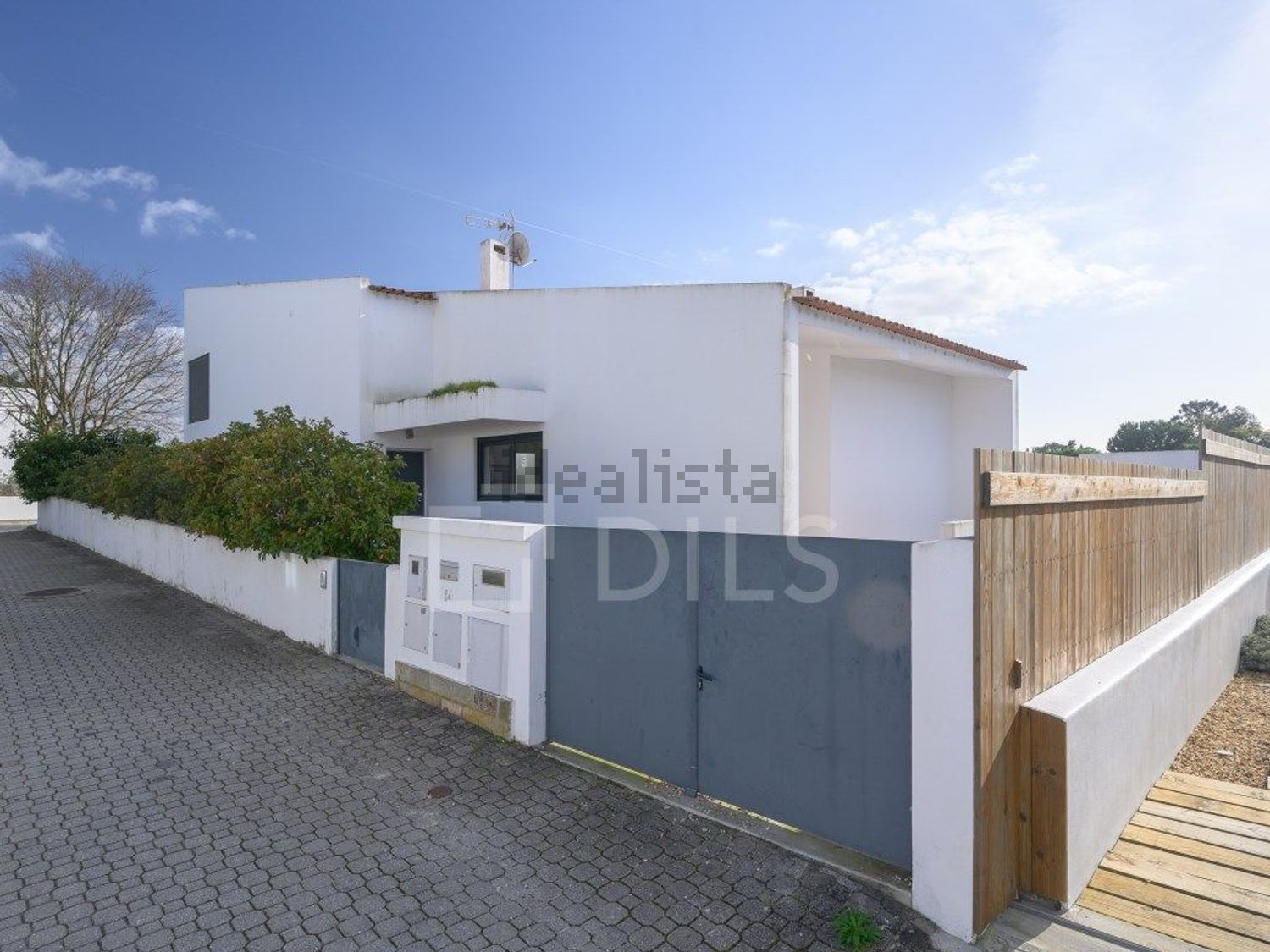 小楼房或独栋别墅出售在Rua do Pinhal - 外立面