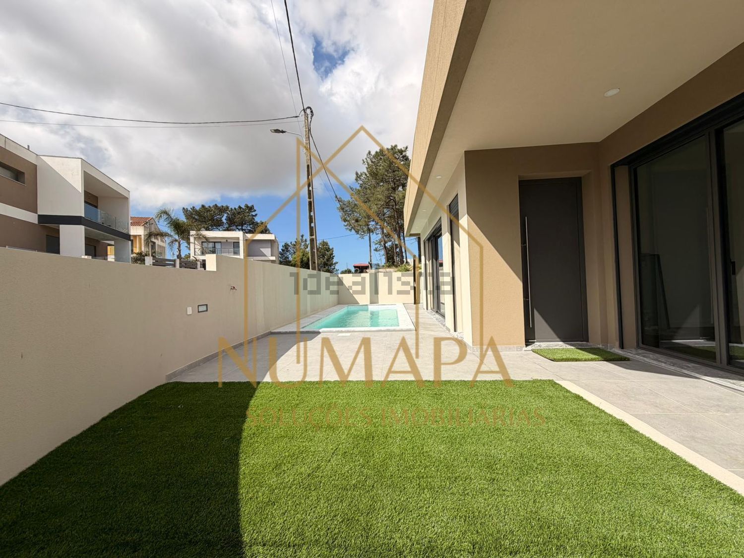 小楼房或独栋别墅出售在Rua Mário Sá - 外立面