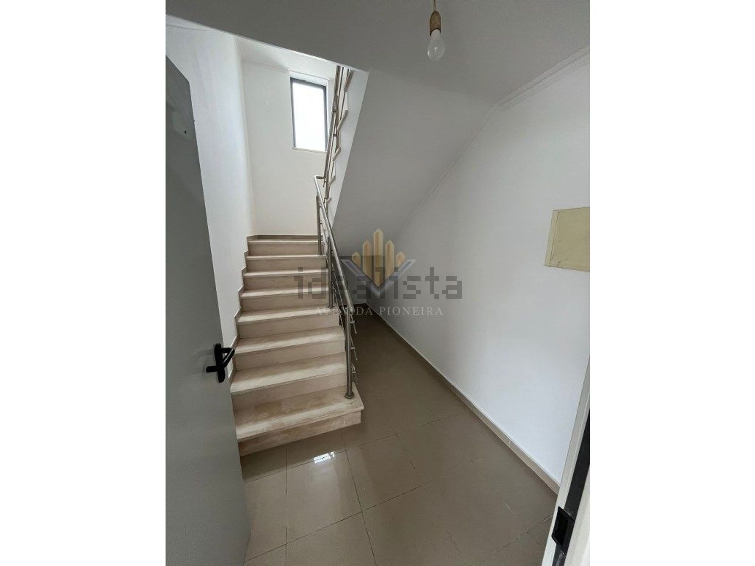 小楼房或独栋别墅出售在Rua Pulido Valente - 详情