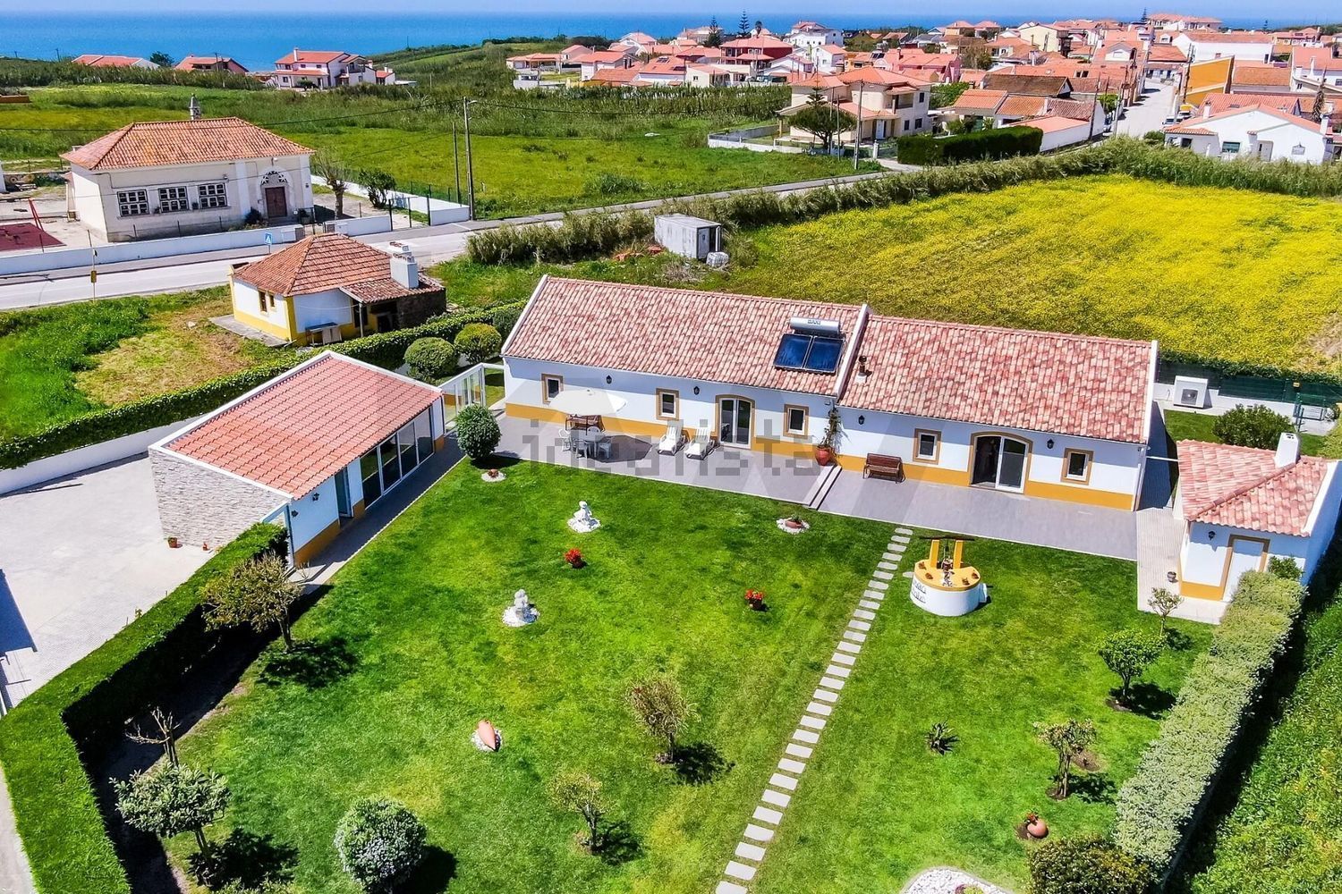 小楼房或独栋别墅出售在Rua de Cambelas - 游泳池