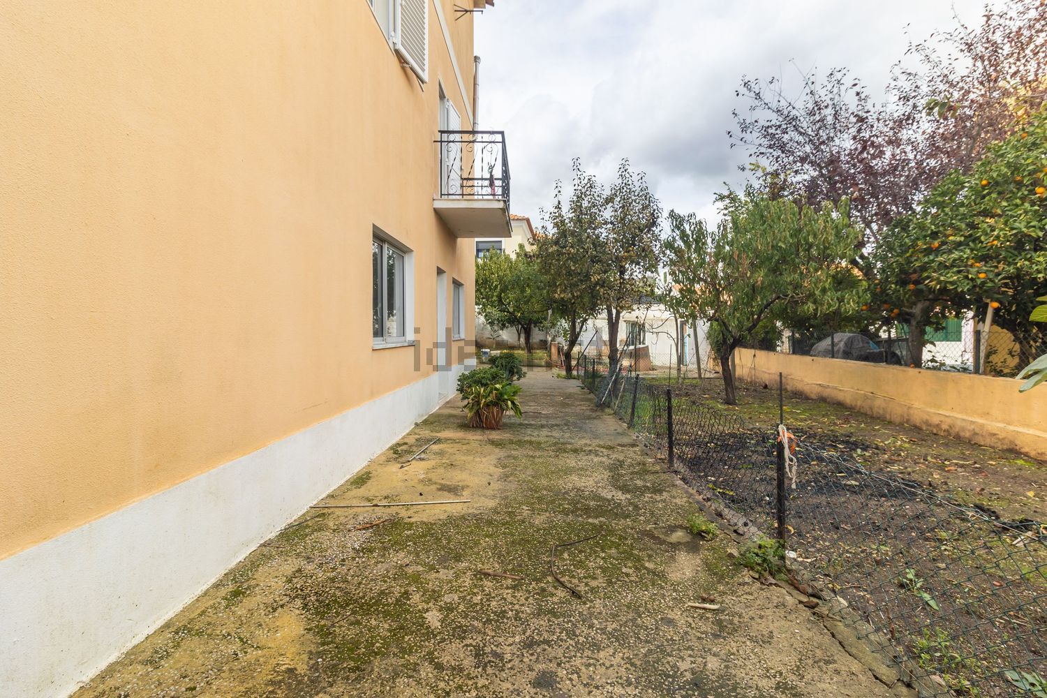 小楼房或独栋别墅出售在Avenida Padre Nabeto - 外立面