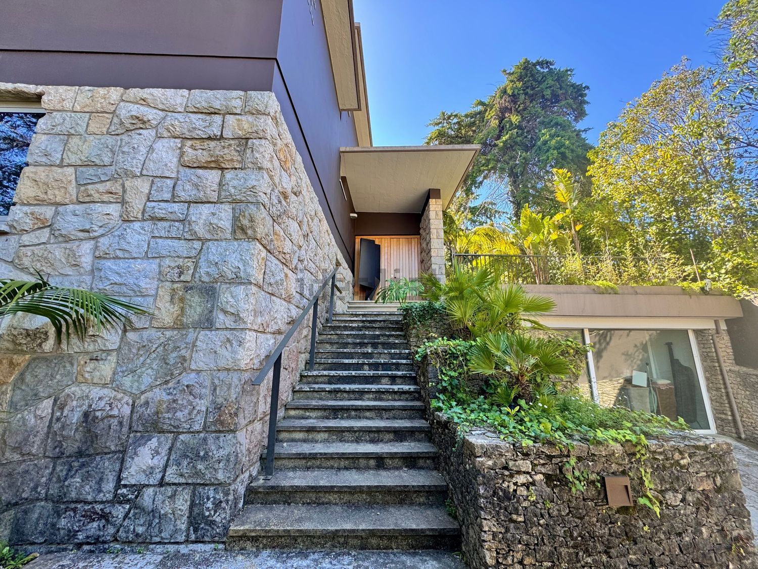 小楼房或独栋别墅出售在Avenida Marechal Carmona, 631 - 详情