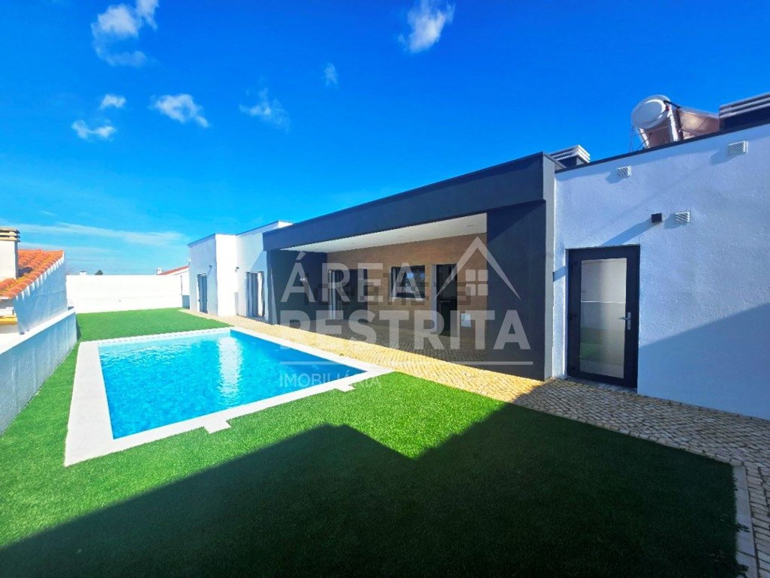 小楼房或独栋别墅出售在Rua dos Vitoriosos - 游泳池