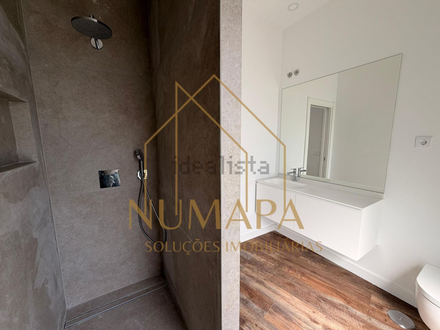 小楼房或独栋别墅出售在Rua Mário Sá - 卫生间