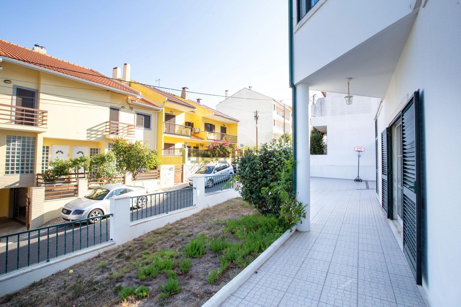 小楼房或独栋别墅出售在Rua do Alecrim - 外立面