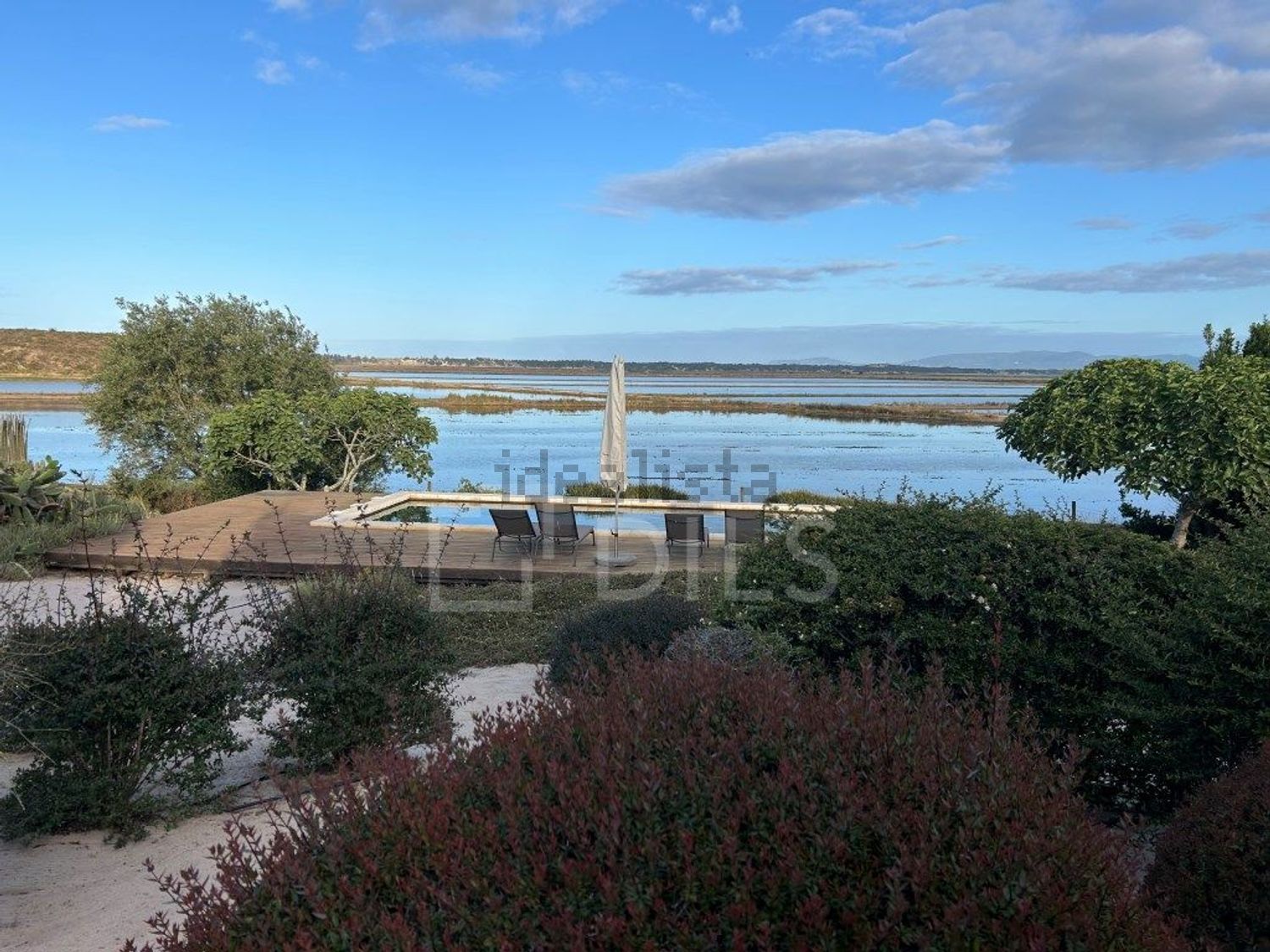 小楼房或独栋别墅出售在Rua do Pinhal - 视线