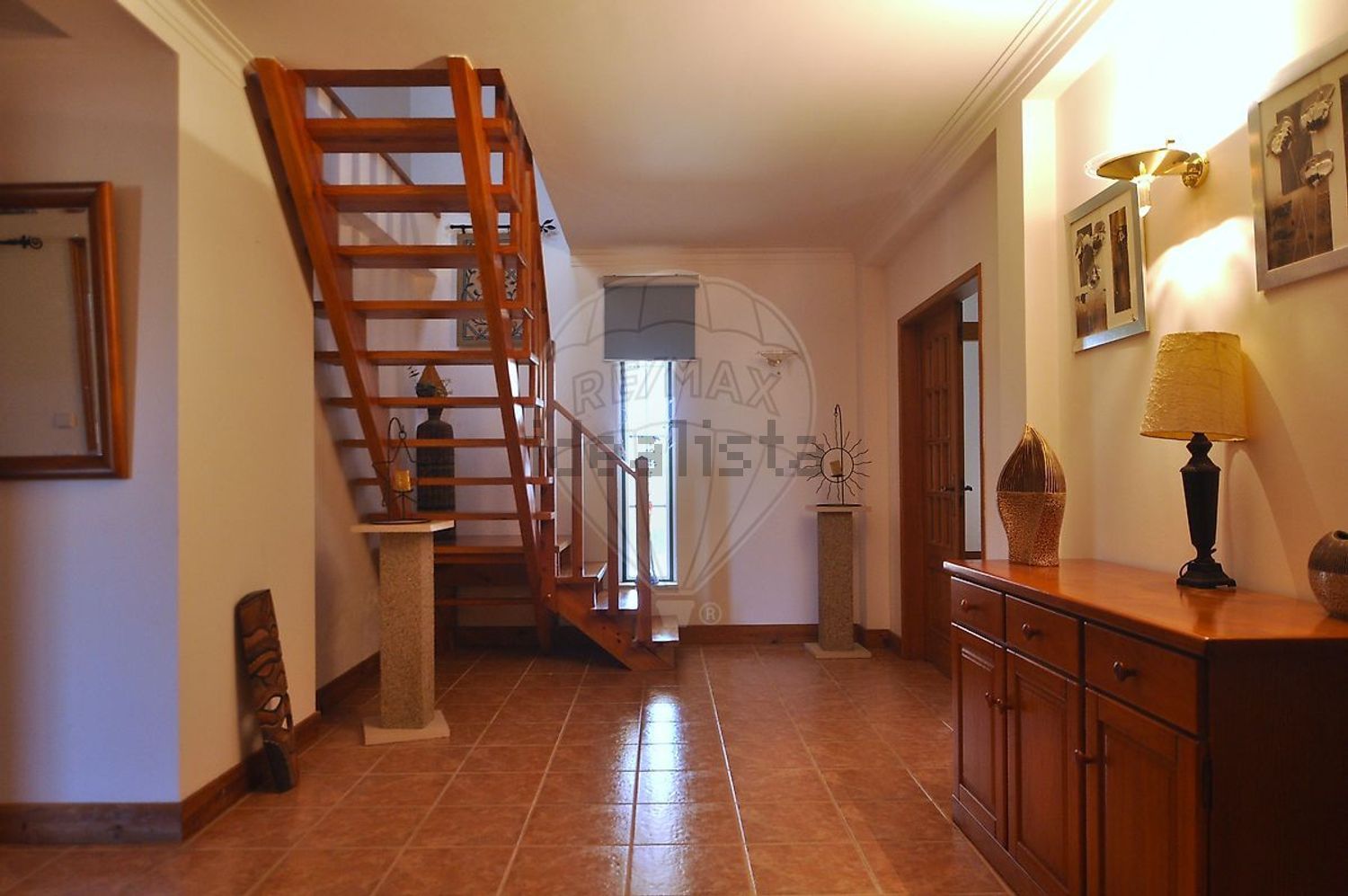 小楼房或独栋别墅出售在São Quintino - 过道