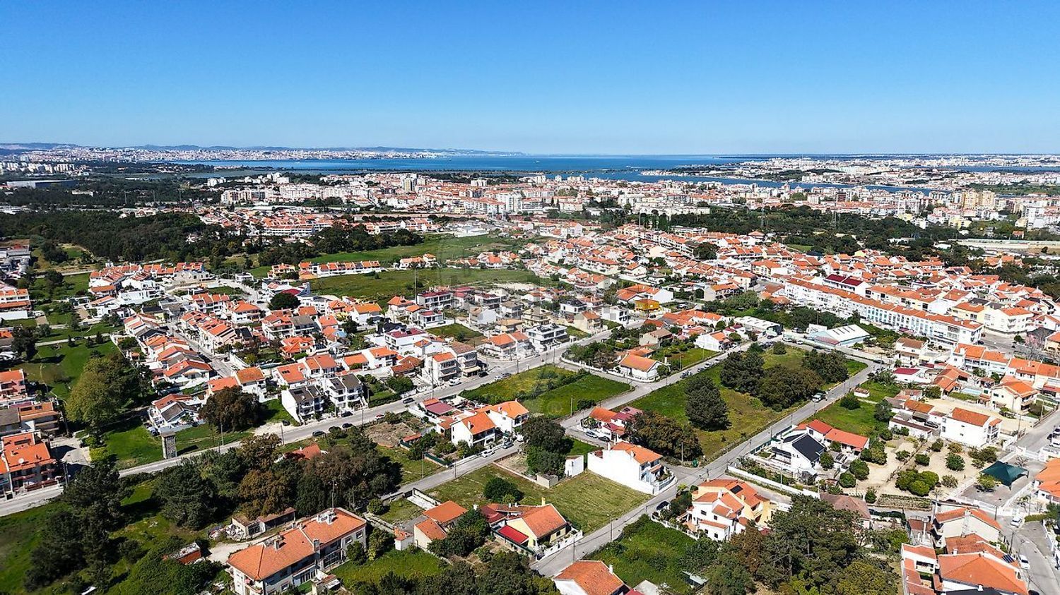 小楼房或独栋别墅出售在Rua António Sérgio - 视线