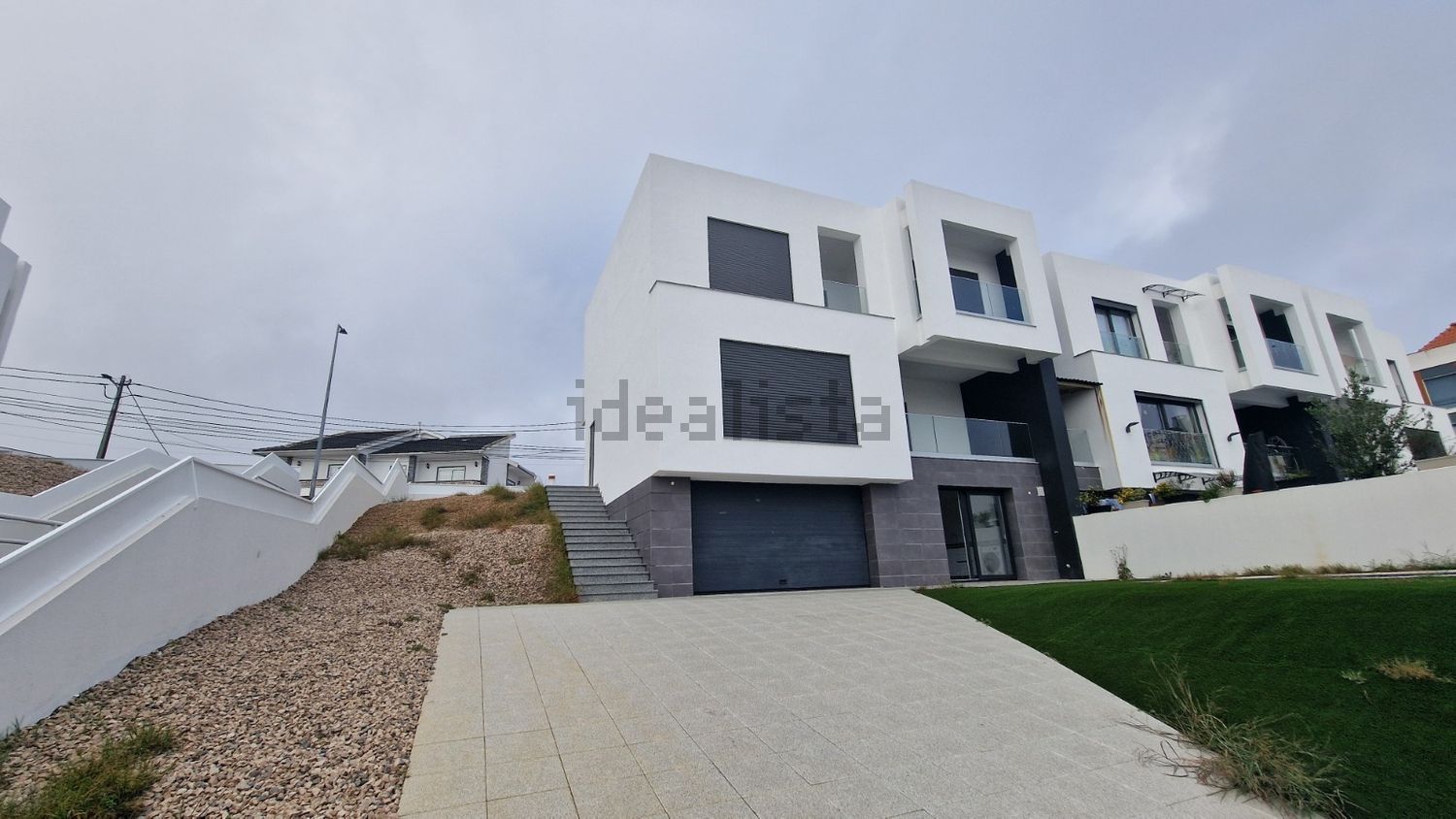 小楼房或独栋别墅出售在Rua Infante Dom Henrique, 79 - 外立面