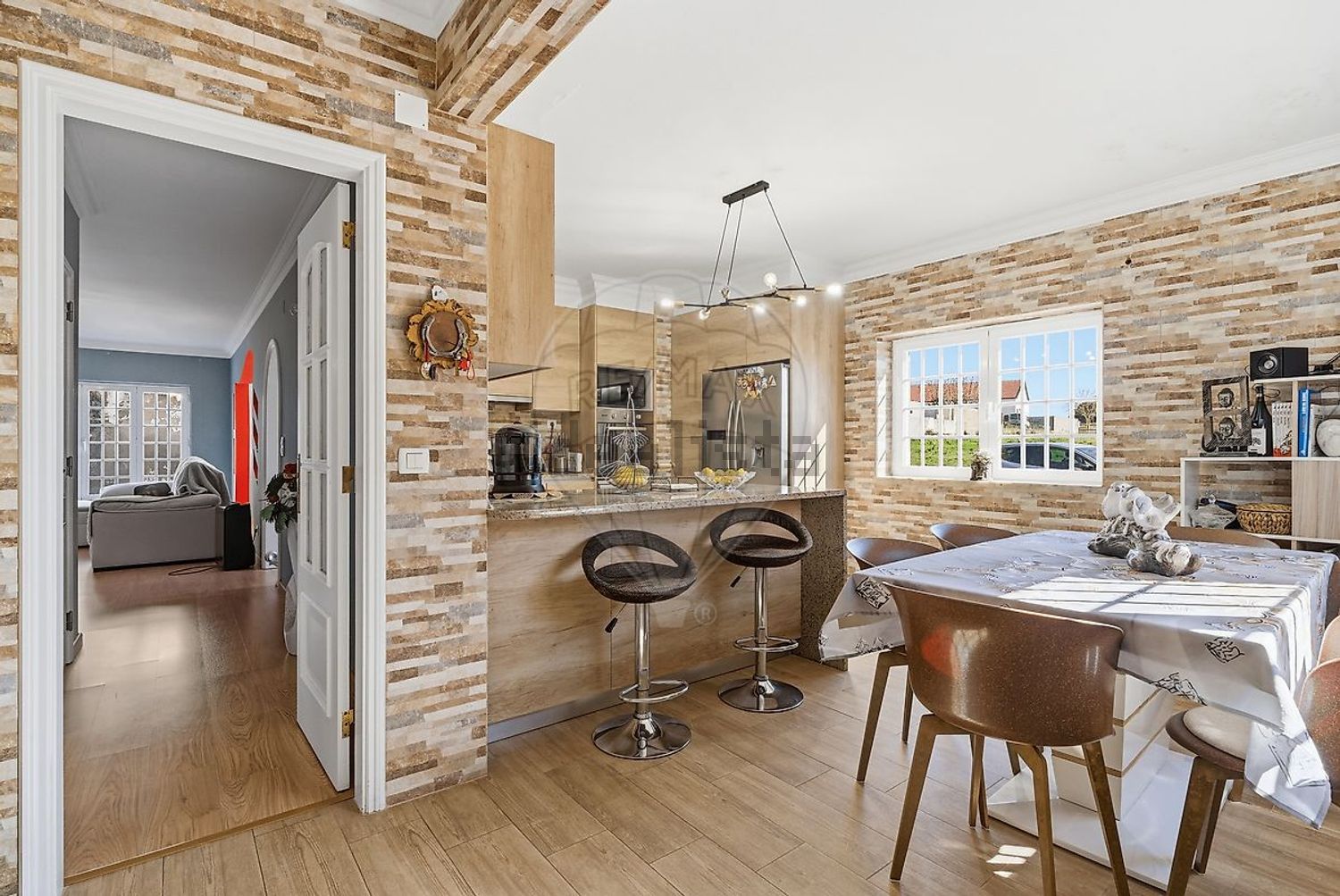 小楼房或独栋别墅出售在São Quintino - 客厅