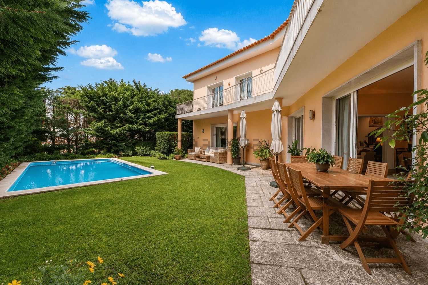 小楼房或独栋别墅出售在Avenida Marechal Carmona - 游泳池