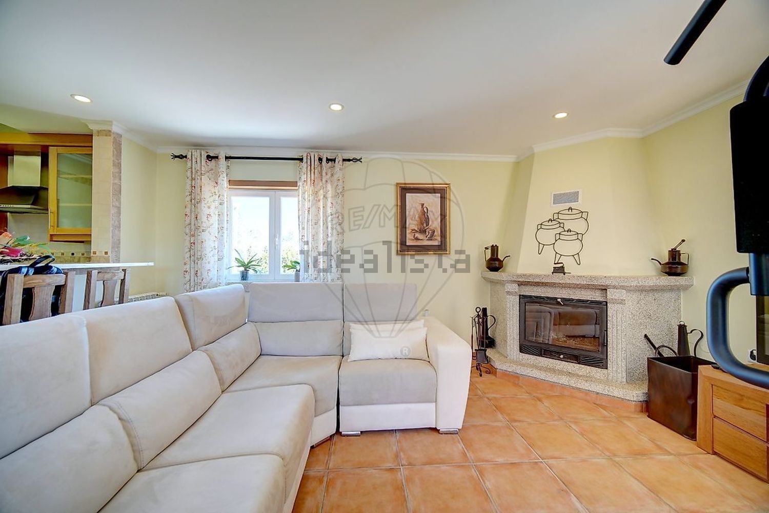 小楼房或独栋别墅出售在São Quintino - 客厅