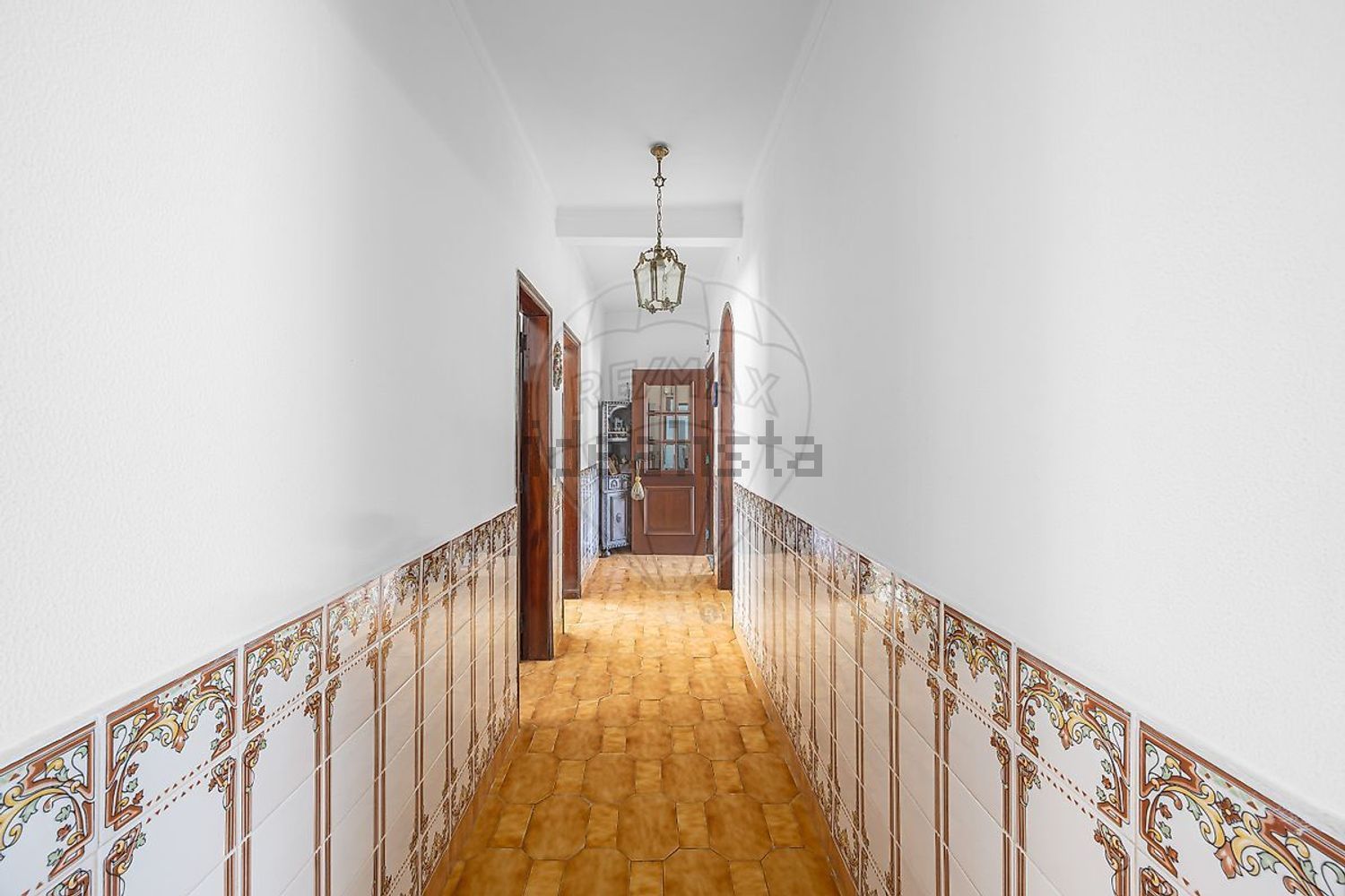 小楼房或独栋别墅出售在Rua das Adegas - 过道