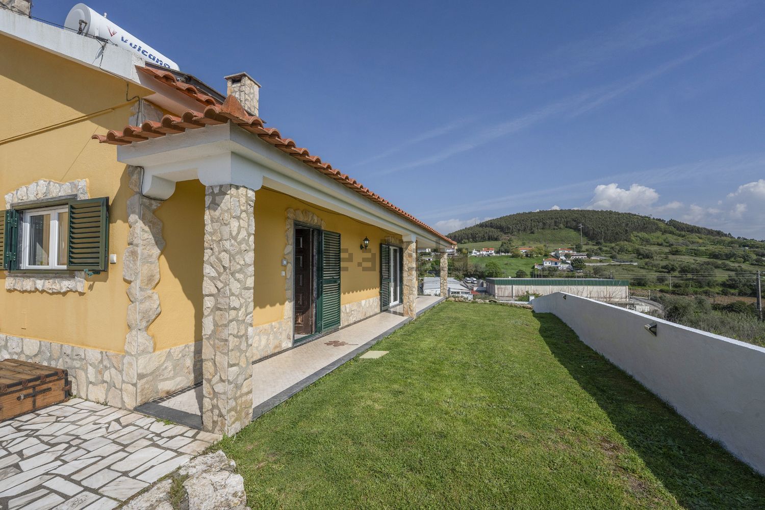 小楼房或独栋别墅出售2640-730 - 外立面