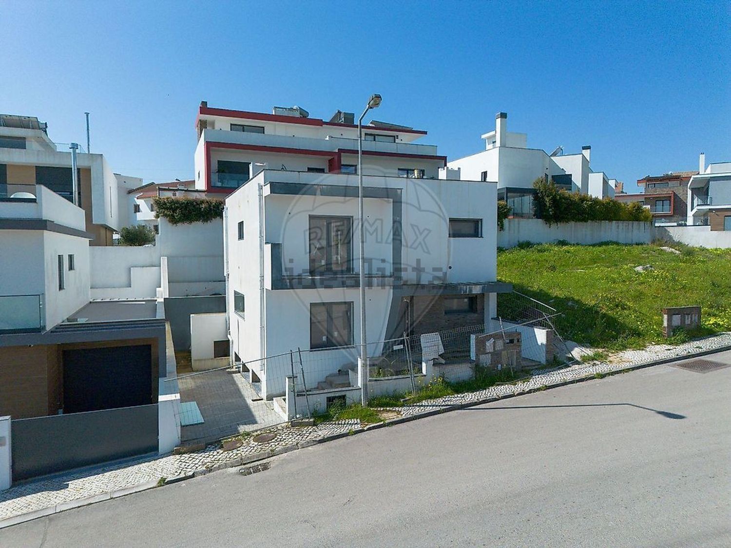 小楼房或独栋别墅出售在Rua das Flores - 外立面