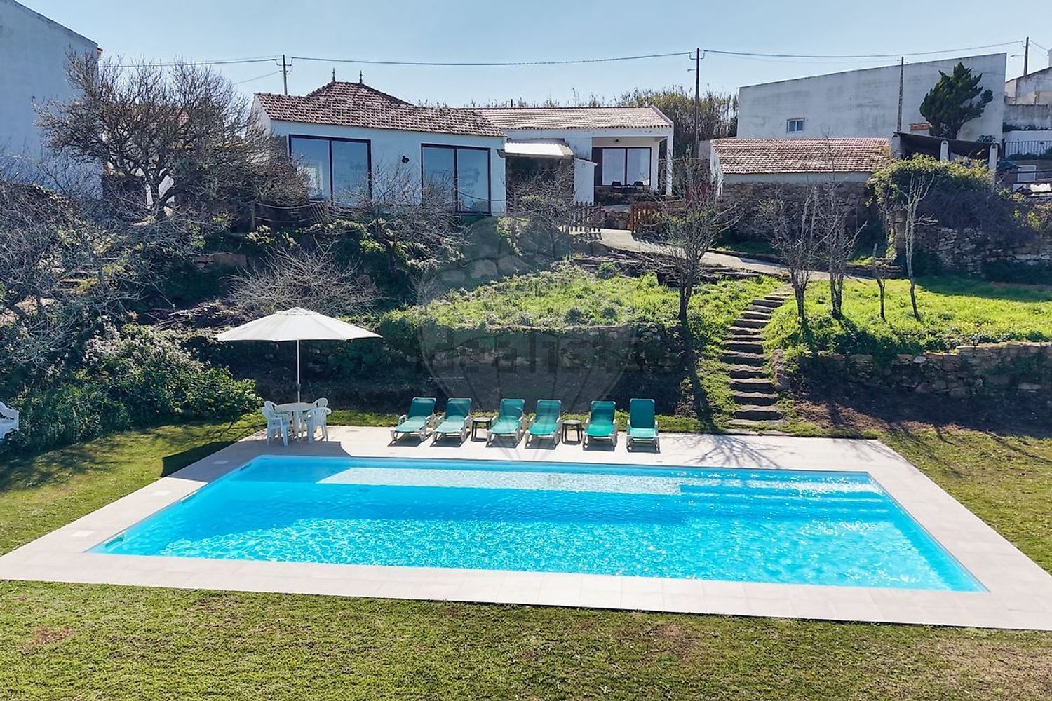 小楼房或独栋别墅出售在Rua da Liberdade - 游泳池