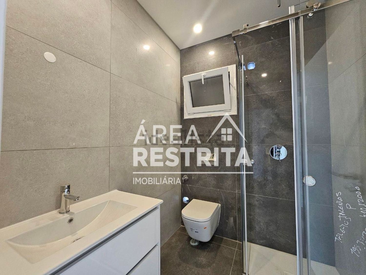 小楼房或独栋别墅出售在Vale de Choupos - Choilo - Galeotas - 卫生间