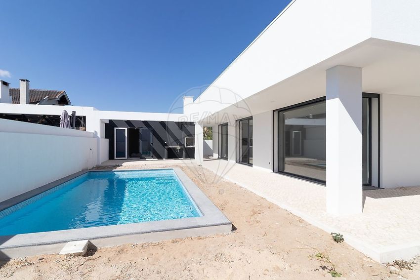 小楼房或独栋别墅出售在Rua Aquilino Ribeiro