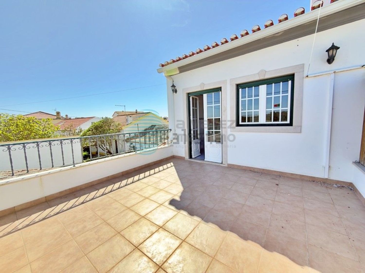 小楼房或独栋别墅出售在Rua 1° de Maio, 3 - 阳台