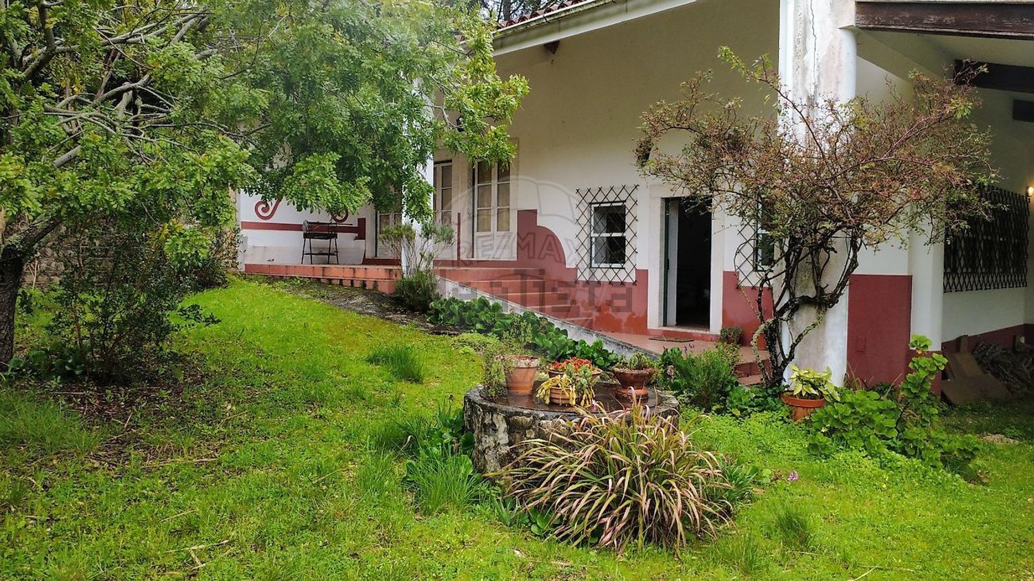 小楼房或独栋别墅出售R. da Portela - 外立面