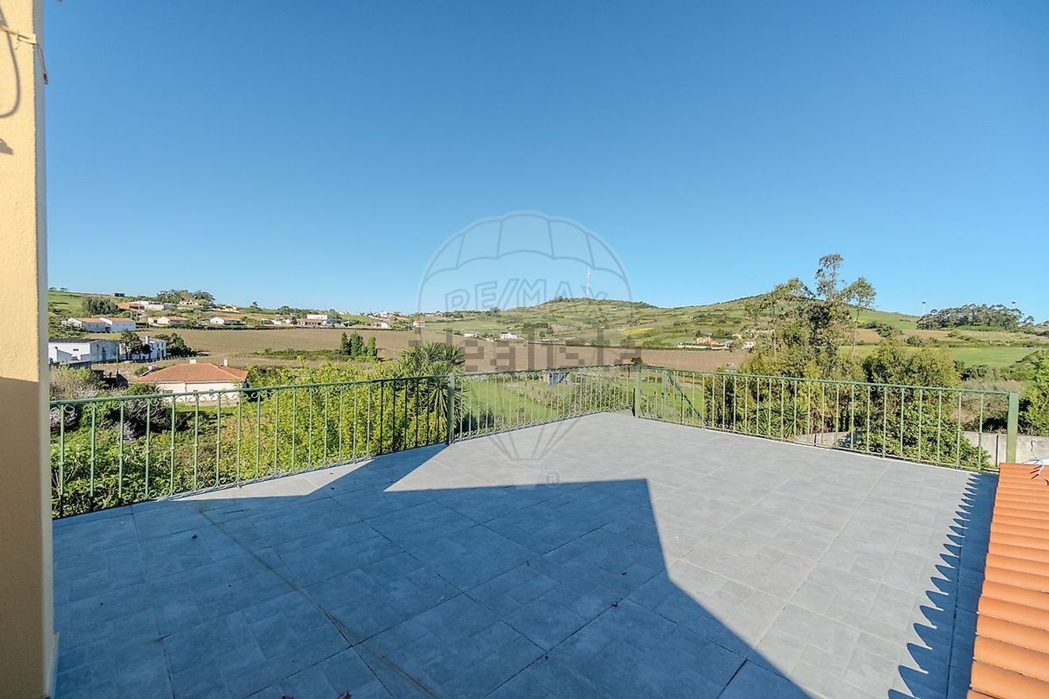 小楼房或独栋别墅出售在São Quintino - 照片