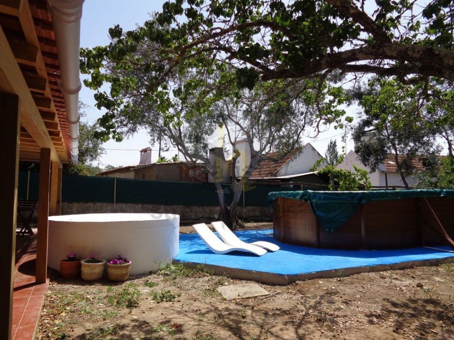 小楼房或独栋别墅出售M1076 - 游泳池