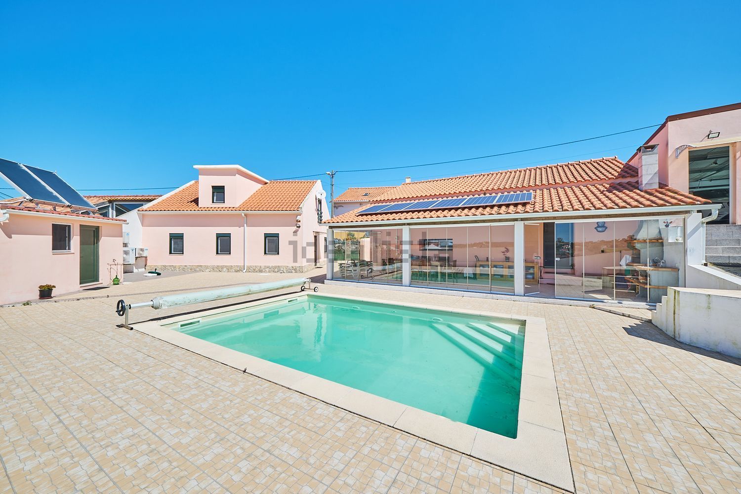 小楼房或独栋别墅出售在Rua da Bica - 游泳池