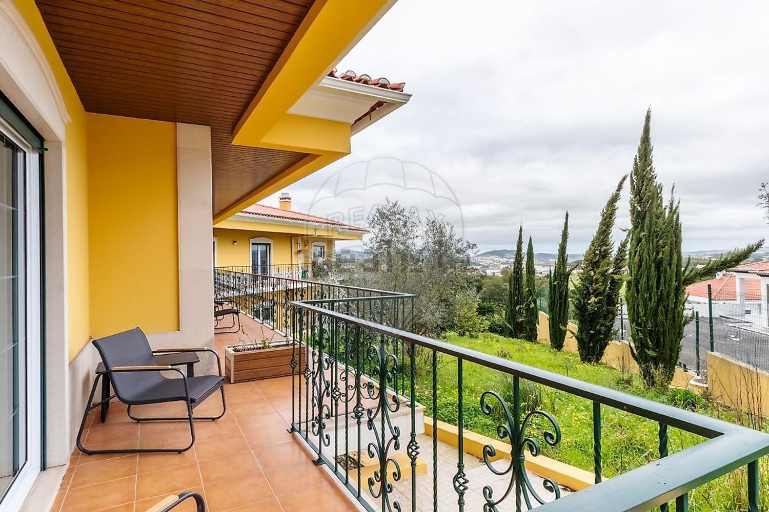 小楼房或独栋别墅出售在Estrada de Paços - 阳台