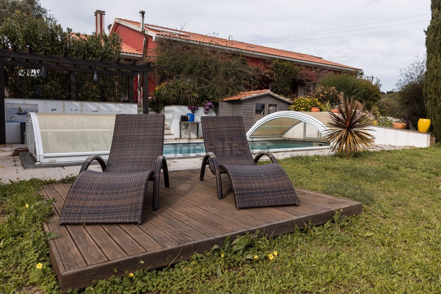 小楼房或独栋别墅出售在Peral - 游泳池