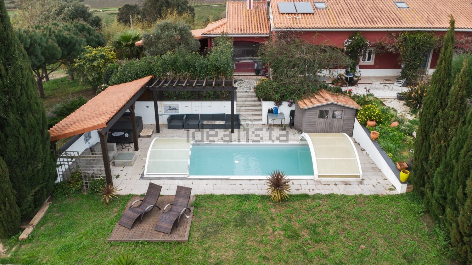 小楼房或独栋别墅出售在Peral - 游泳池