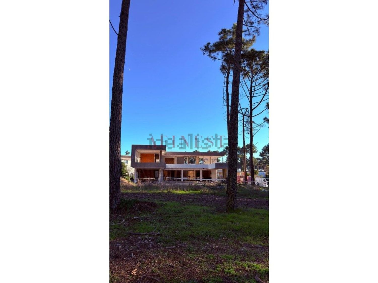 小楼房或独栋别墅出售在Rua do Tojo - 照片