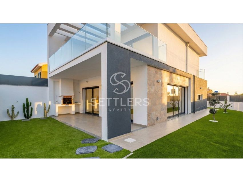 双拼别墅出售在Porto Salvo