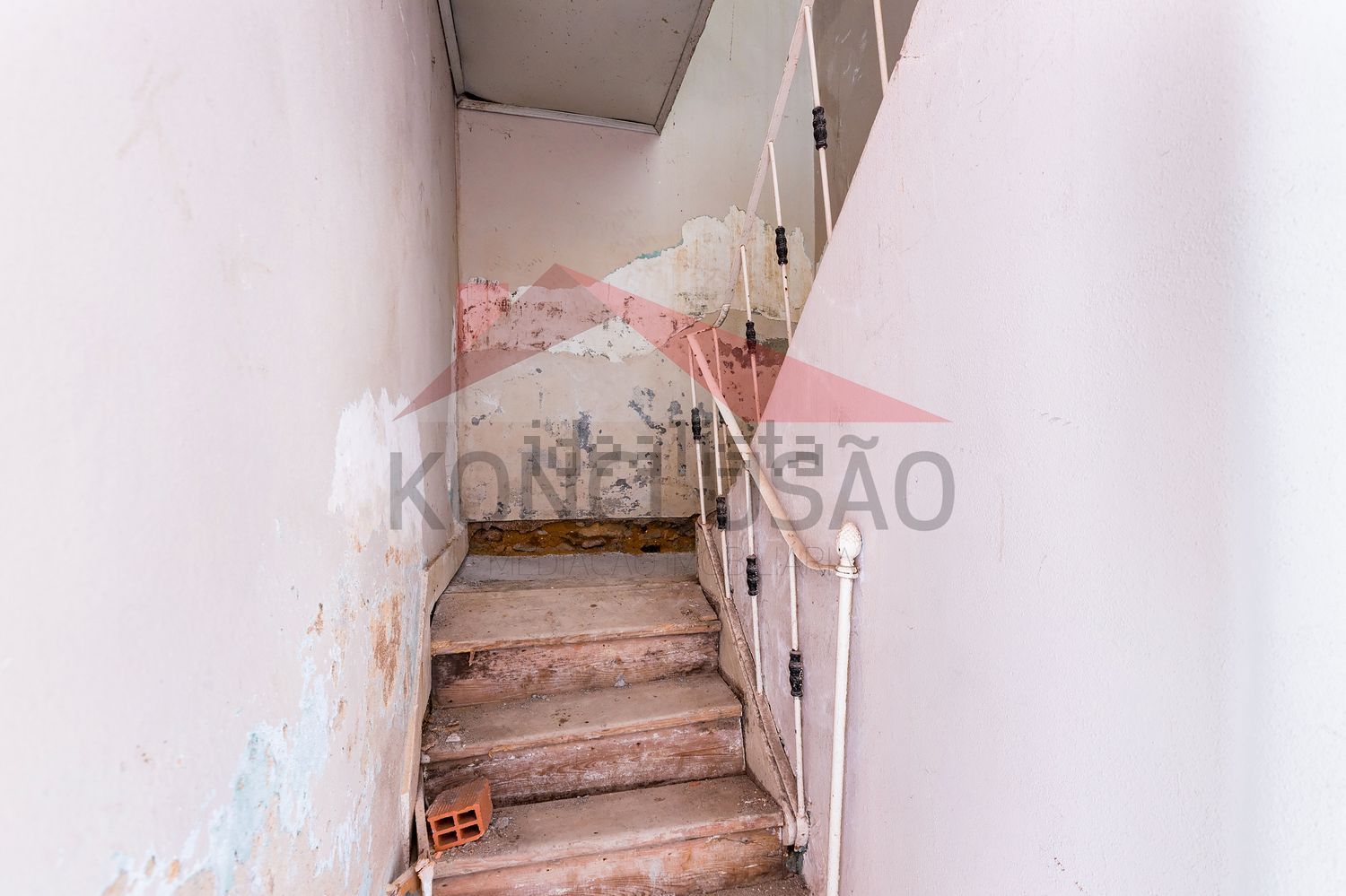 双拼别墅出售在Largo José Justino Franco, 3 - 楼梯