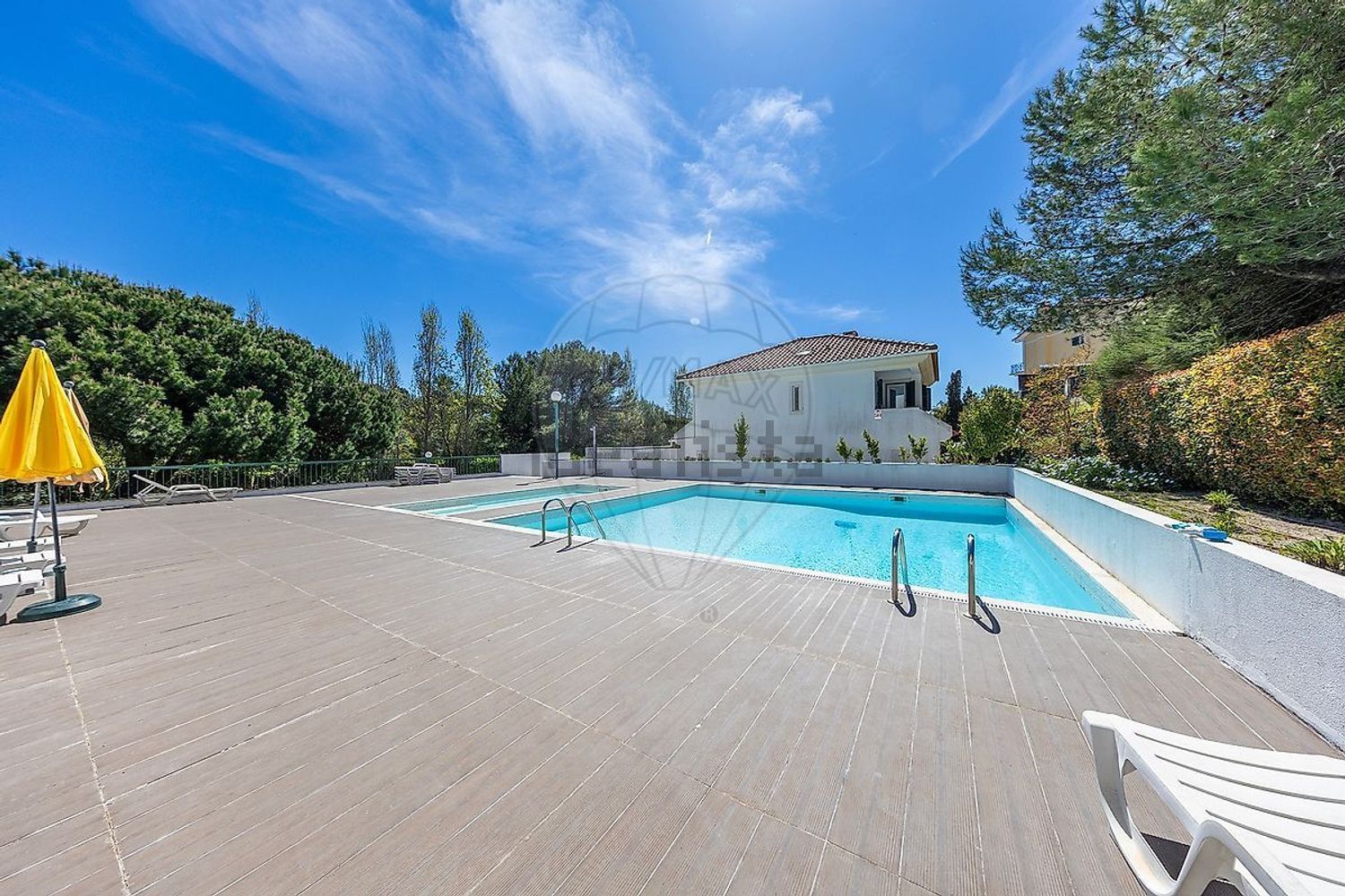 小楼房或独栋别墅出售在Rua dos Girassóis - 游泳池