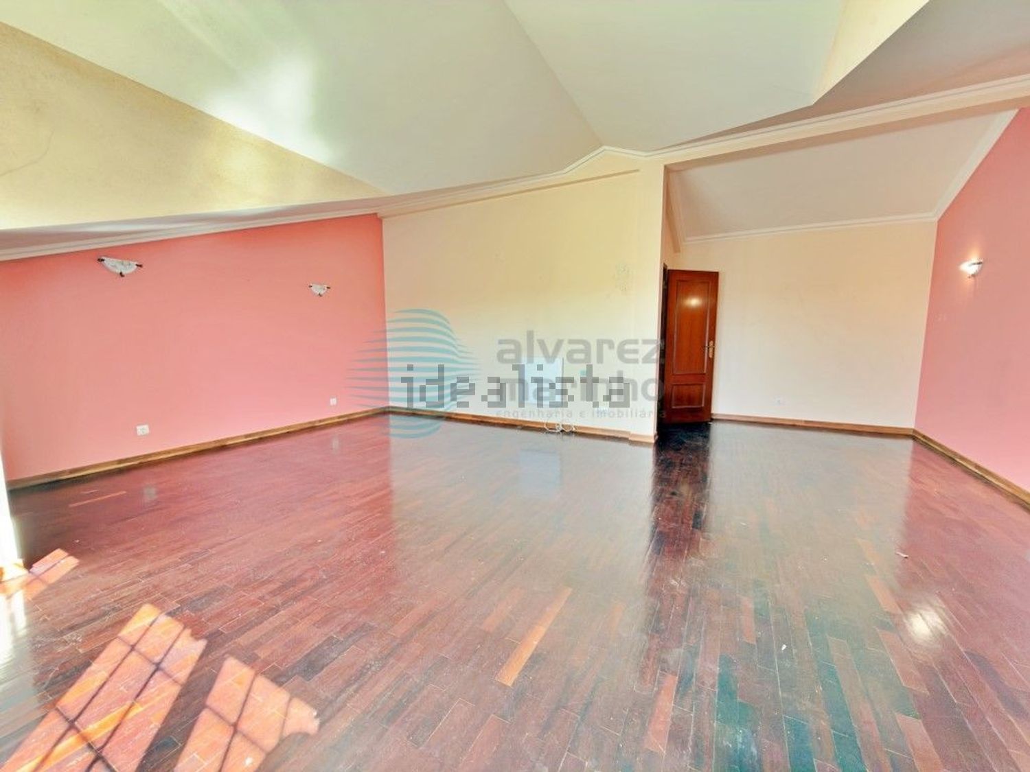 小楼房或独栋别墅出售在Rua 1° de Maio, 3 - 居住