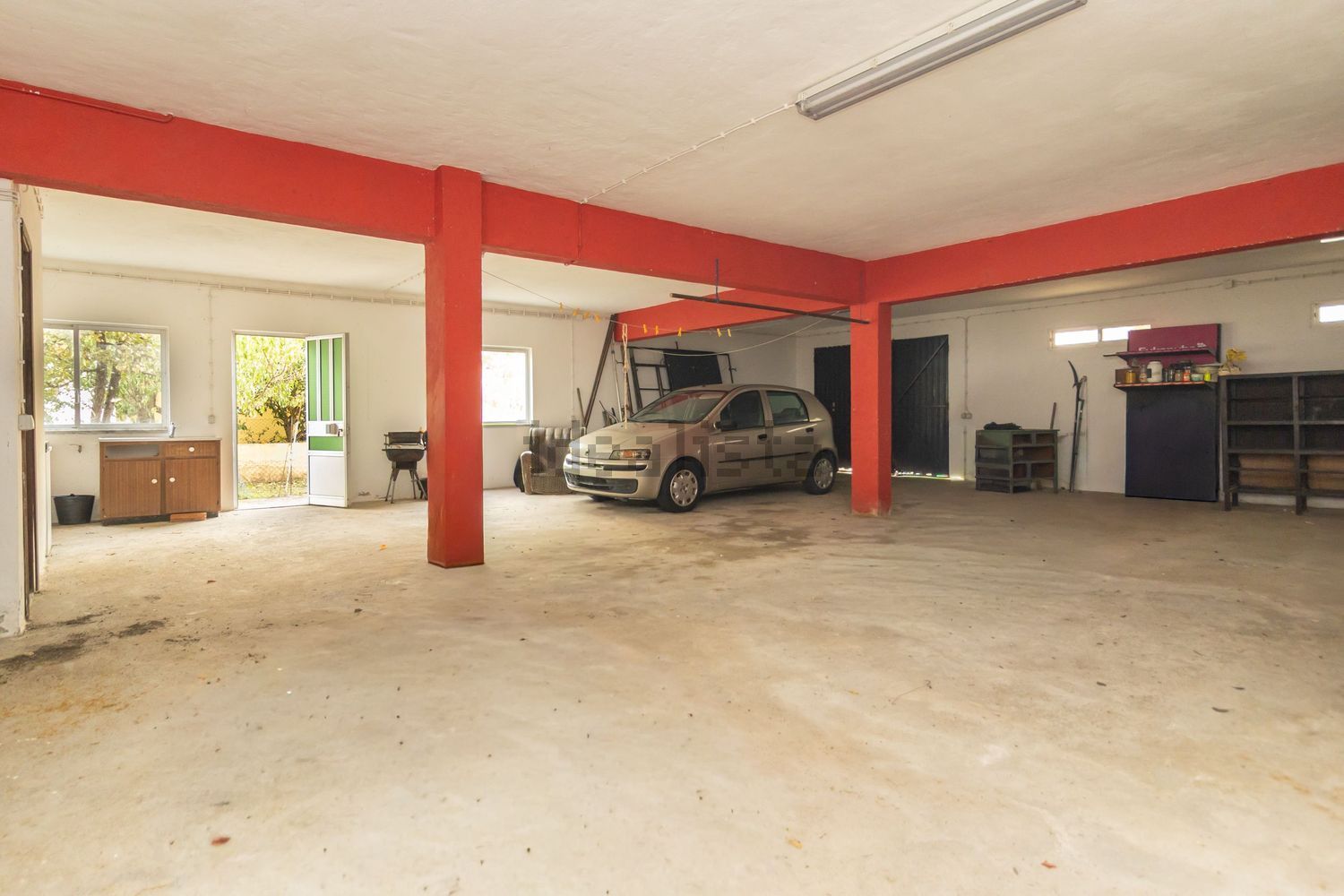 小楼房或独栋别墅出售在Avenida Padre Nabeto - 停车位