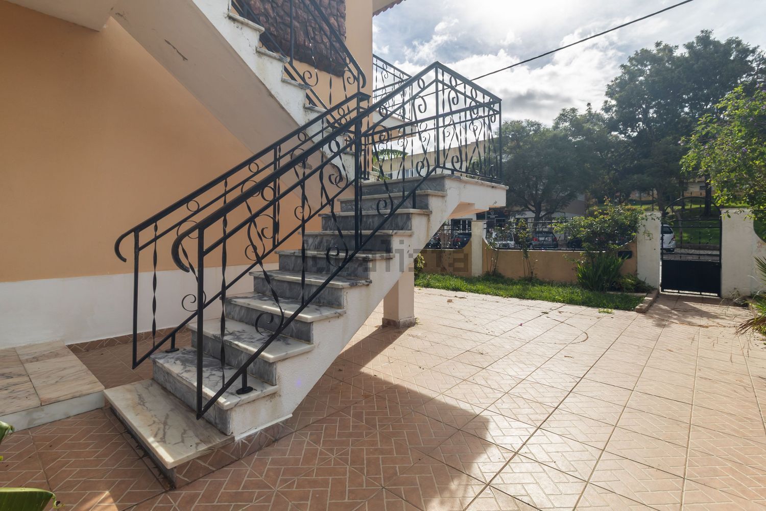 小楼房或独栋别墅出售在Avenida Padre Nabeto - 详情