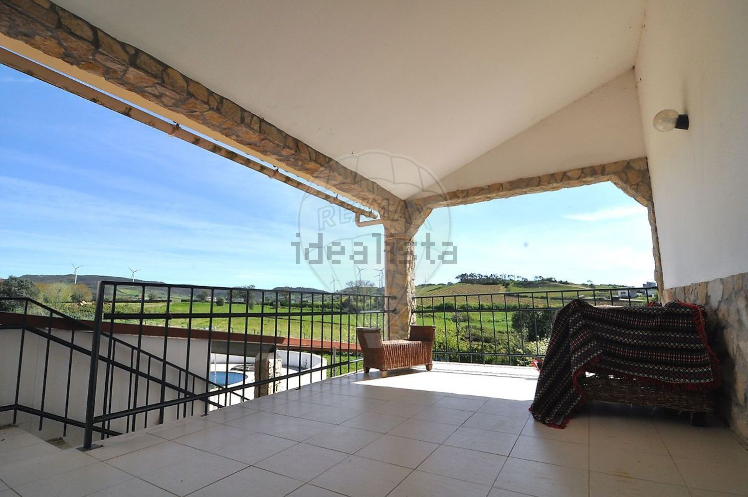 小楼房或独栋别墅出售在São Quintino - 阳台