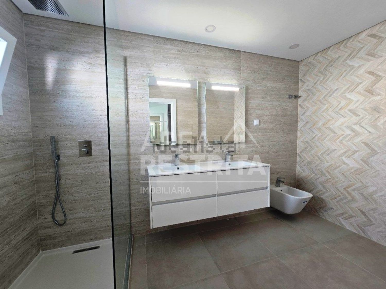 小楼房或独栋别墅出售在Rua dos Vitoriosos - 卫生间