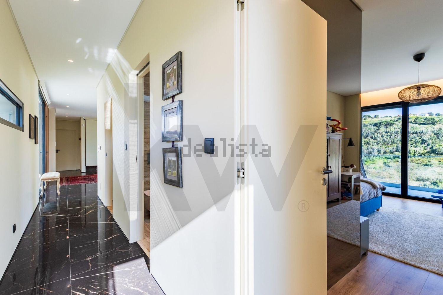 小楼房或独栋别墅出售在Rua das Lombas - 过道