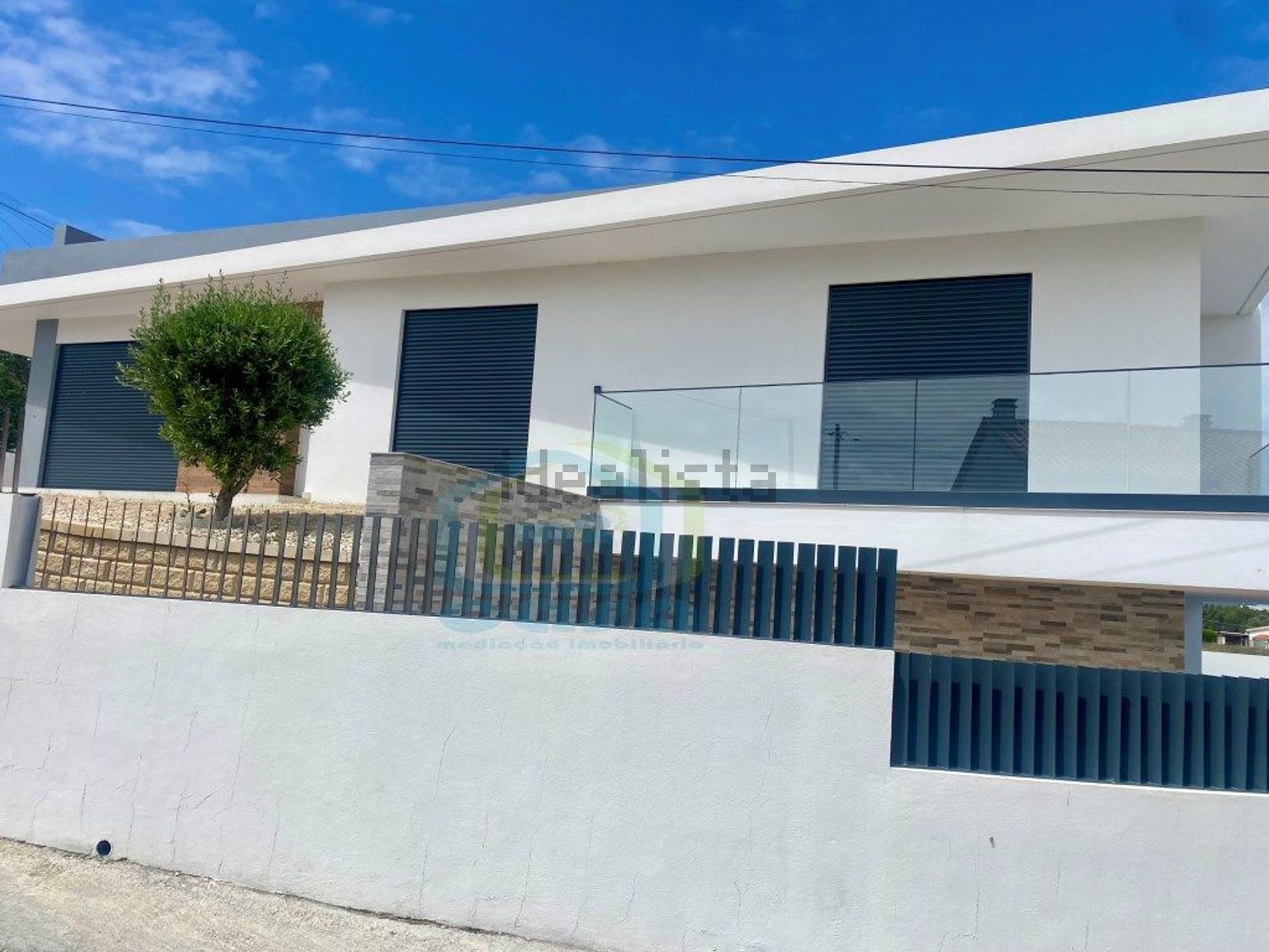 小楼房或独栋别墅出售在Rua das Flores - 外立面