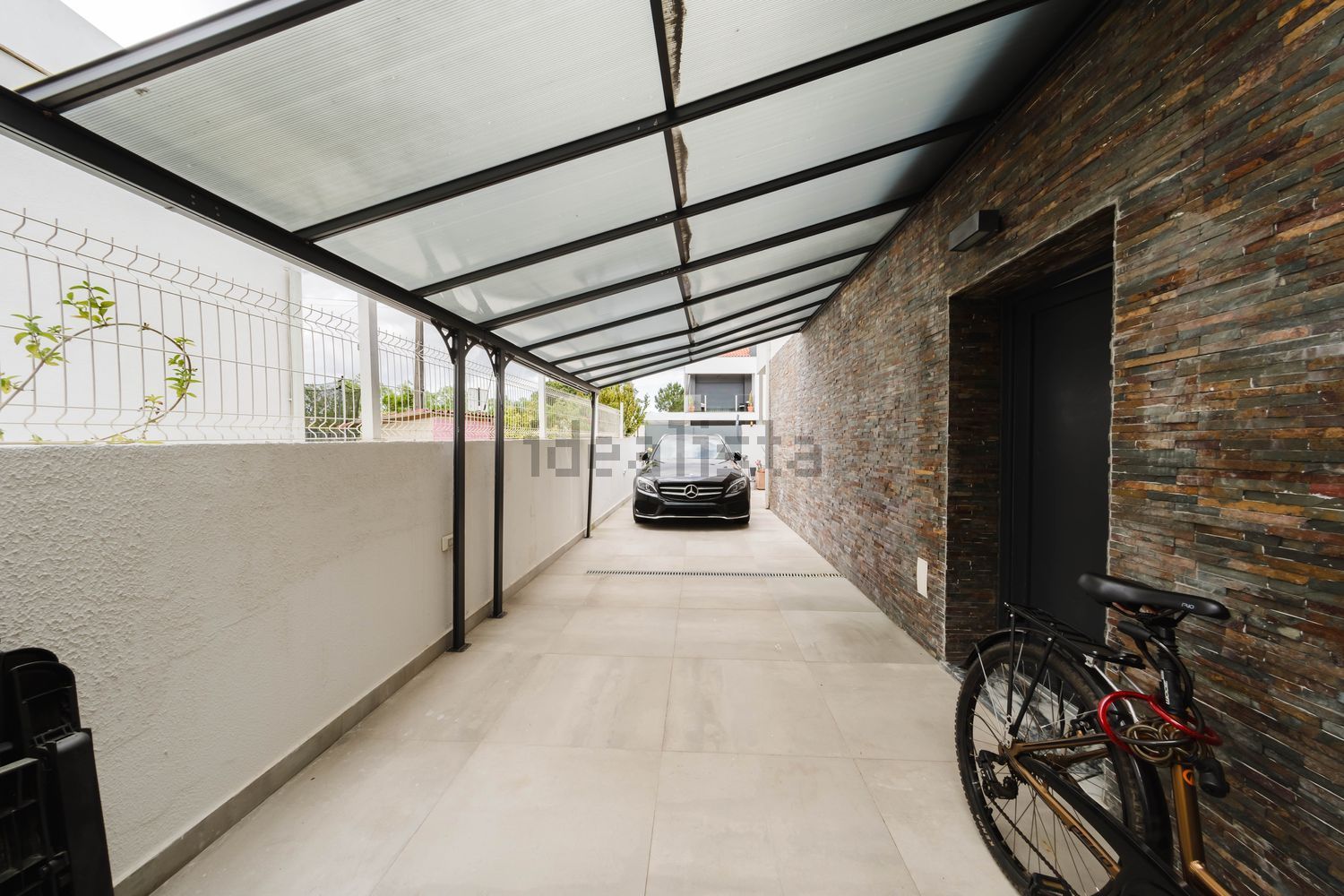 小楼房或独栋别墅出售在Redondos - 停车位