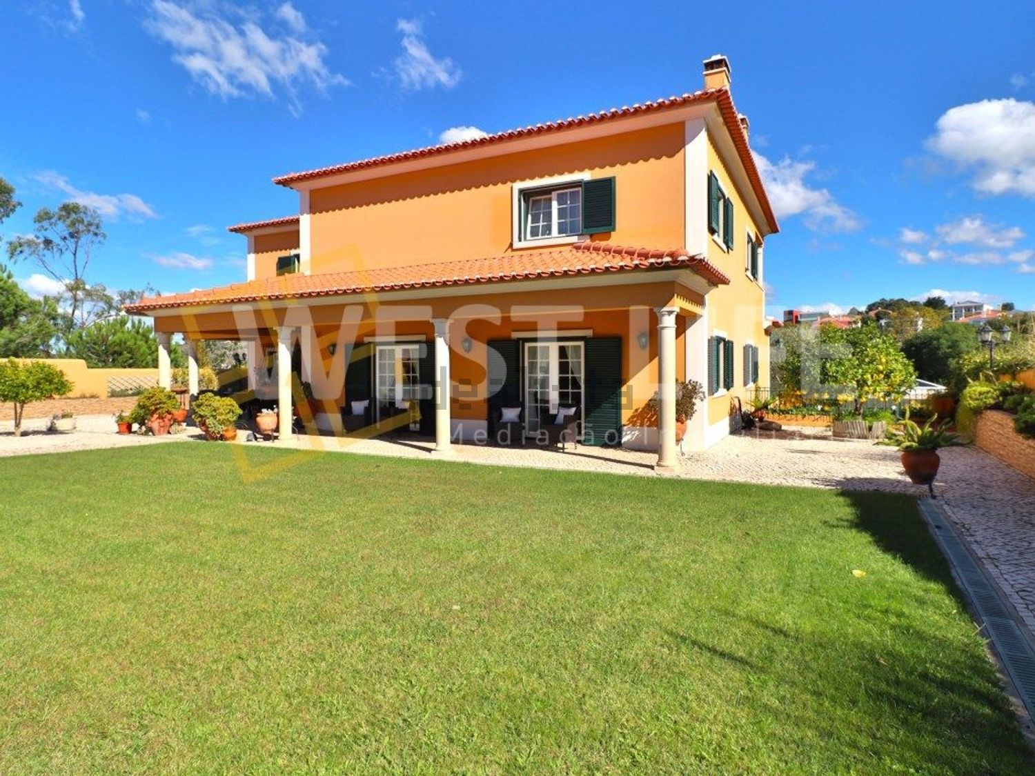 小楼房或独栋别墅出售在Turcifal - 外立面