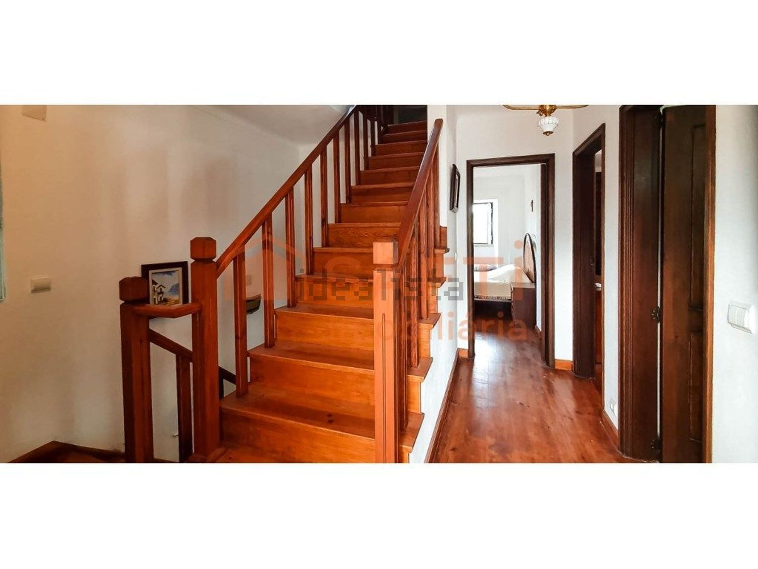 小楼房或独栋别墅出售在São Bartolomeu dos Galegos e Moledo - 过道