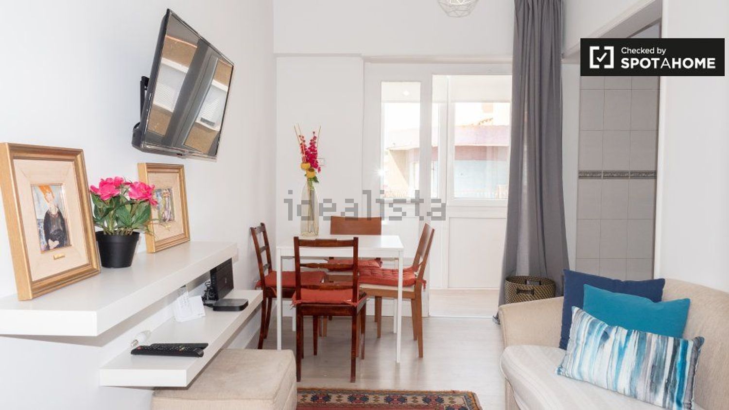 出租房间在Rua Elias Garcia - 客厅